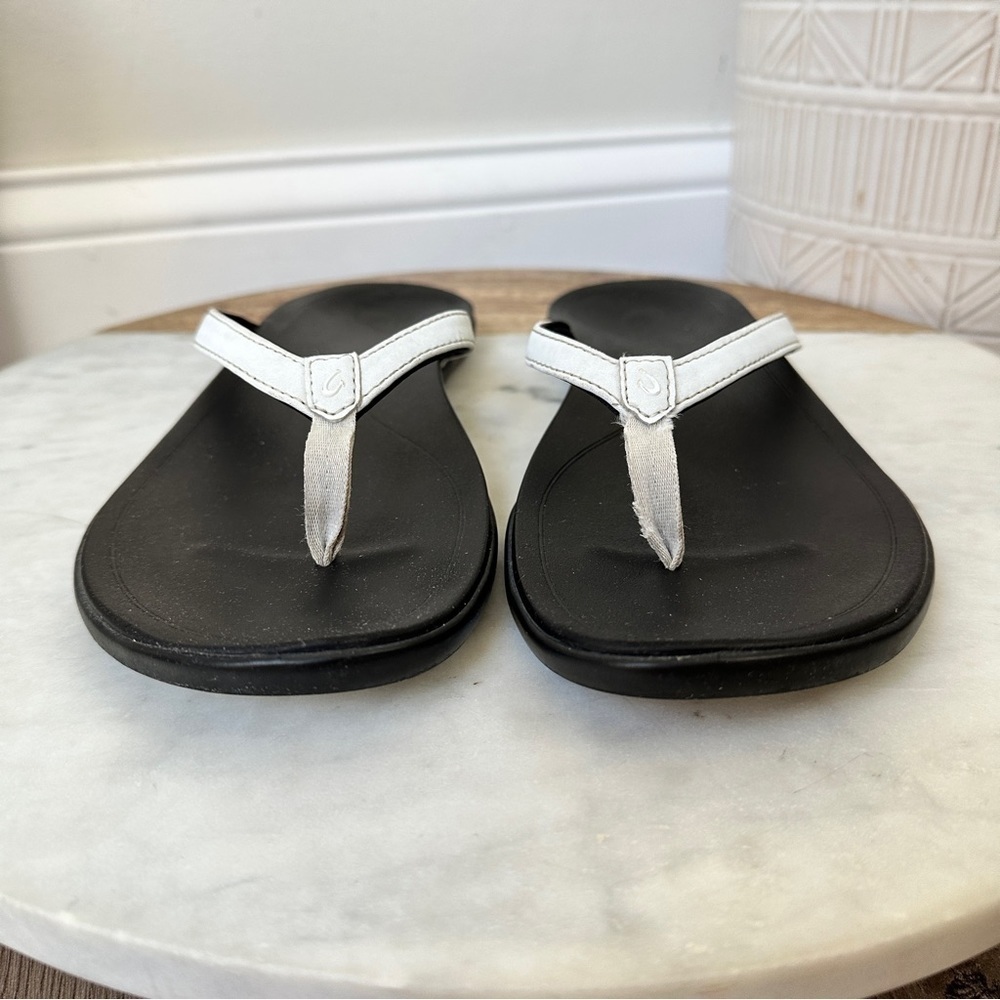 OluKai Ho'opio White/Onyx Strap Flip
Flop Sandals Women's Size 9 - Picture 4 of 11